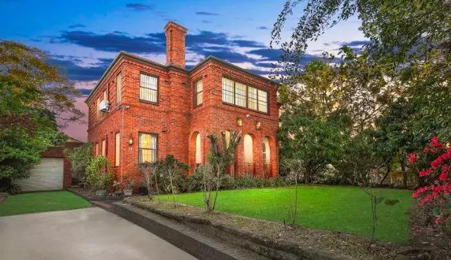 Strathfield超大带地宅邸，黄金位置，极近一切生活配套设施。
