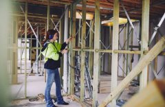 女性参与建筑业，成为解决技工短缺的关键